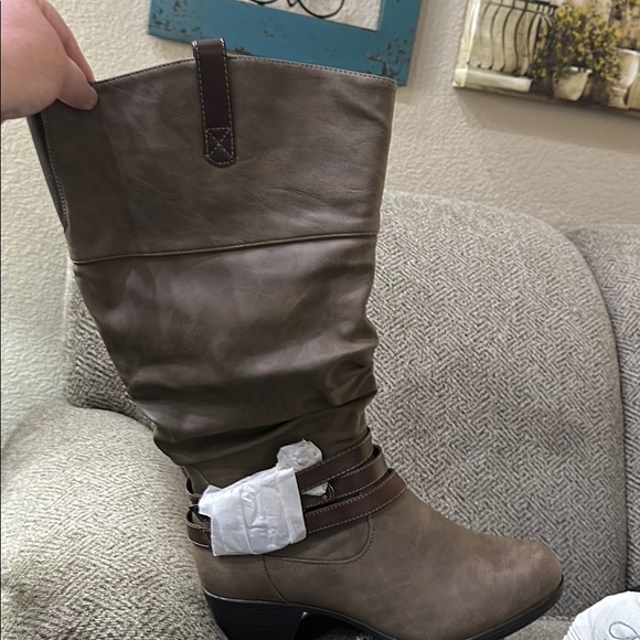 BRAND NEW wide legs boots. - Picture 2 of 4